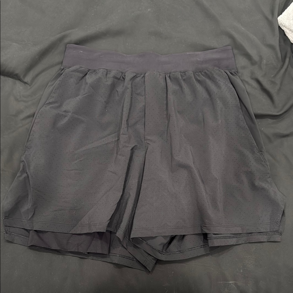 Men’s Lululemon Black Tennis Shorts 
5’
size small